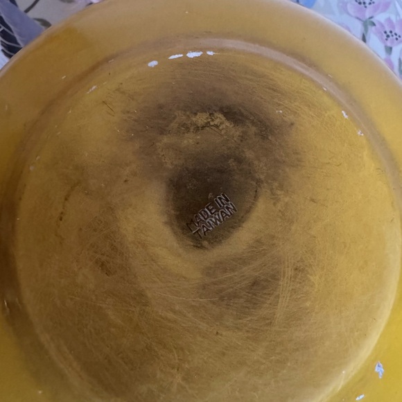 Vintage Enamelware Pot With Lid and Wood Handle - Picture 4 of 6